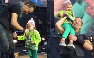 Preslatka djevojčica 'ukrala show' na koncertu slavnog pjevača