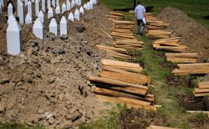 Završeno iskopavanje mezara u koja će biti spušteno 127 žrtava 