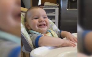 Pogledajte kako beba reagira kad je majka pokuša uplašiti!