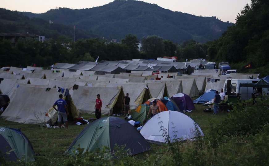 Učesnici Marša mira kampuju: Odmor i okrepa nakon pješačenja