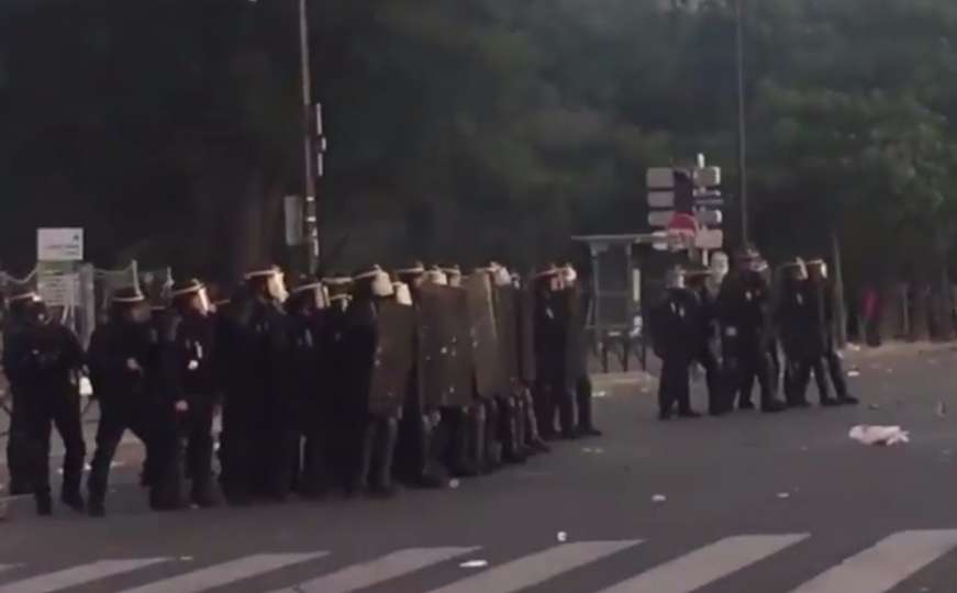 Haos u Parizu: Veliki sukob policije i navijača ispred Eiffelovog tornja