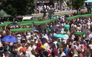 Klanjana dženaza: 127 tabuta na rukama nose sinovi, očevi, unuci...