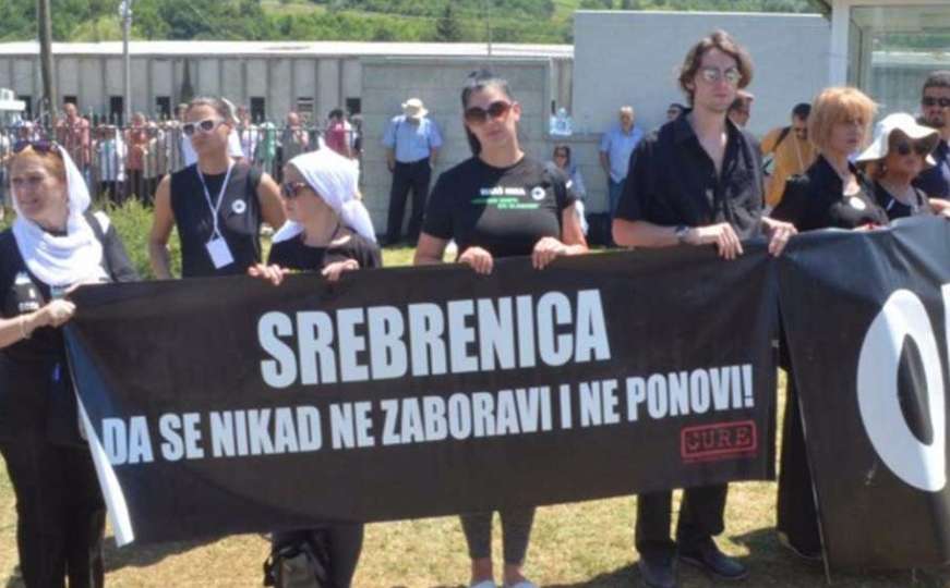 Žene u crnom iz Beograda u Potočarima