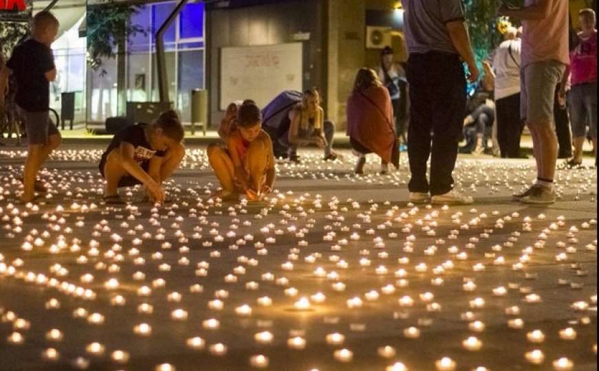 Osječani zapalili 8372 svijeće za ubijene Srebreničane