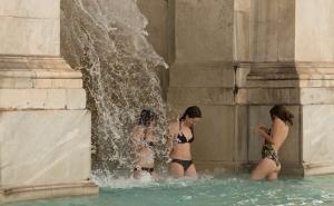 Turistkinje se kupale u 400 godina staroj fontani