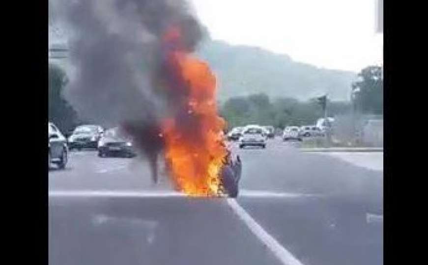 Snimak s lica mjesta: Zapalio se motor na Ilidži u vožnji