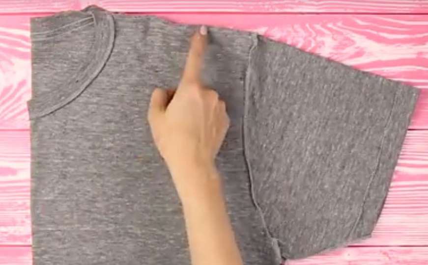 Kako da napravite ljetnu torbu od stare majice za nekoliko minuta