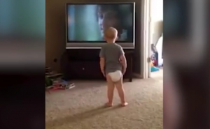 Preslatka beba oduševila milione oponašanjem S. Stallonea