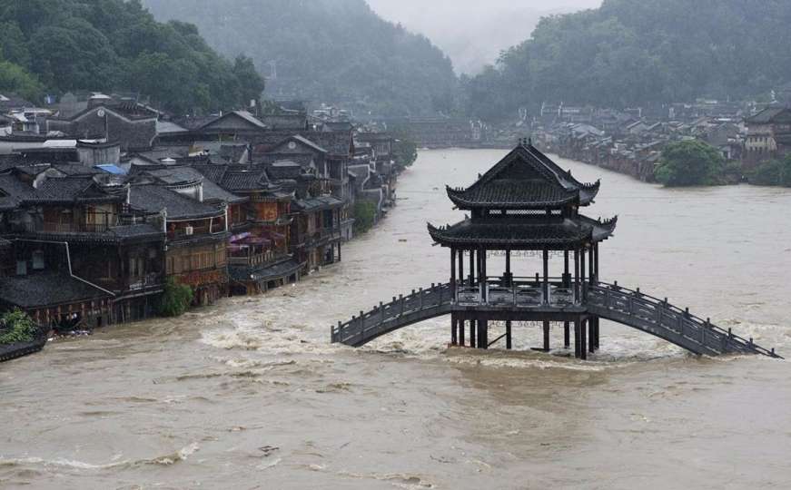 U poplavama poginulo 237 ljudi, skoro stotinu nestalih