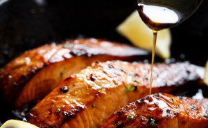 Zdravo i ukusno: Grilovani losos sa bijelim lukom, medom i limunom