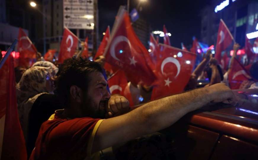 Narod na ulicama Burse, turske zastave preplavile ulice