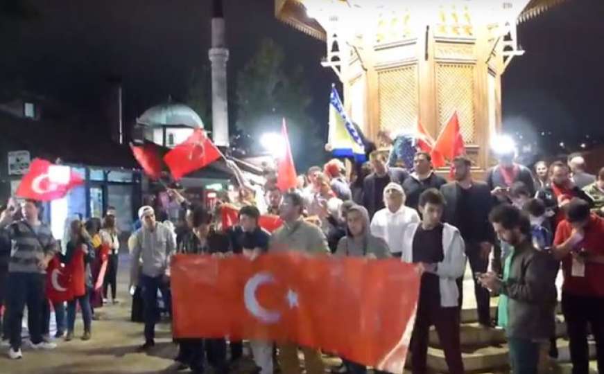 Državljani Turske na ulicama Sarajeva daju podršku Erdoganu