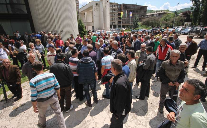 Radnici Krivaje blokirali zgradu Općine Zavidovići