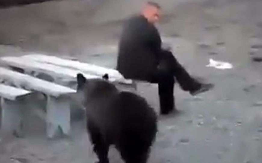 Rus 'iskulirao' medvjeda
