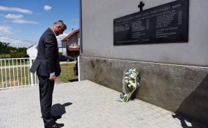 Hashim Thaçi položio vijenac na spomenik ubijenim Srbima