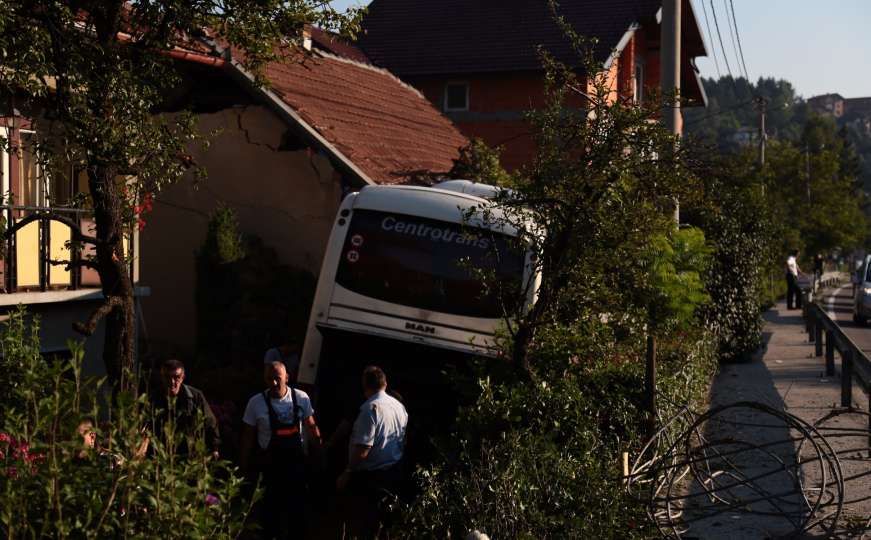 Autobus udario u kuću: 11 osoba povrijeđeno u nesreći
