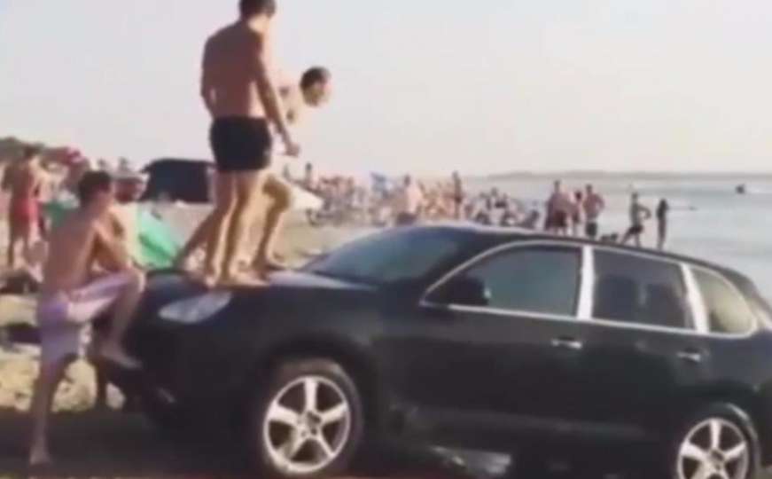 Plaža nije imala skakaonicu, pa su oni dovezli svoj Porsche