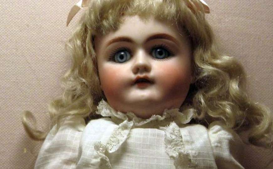 Na prodaju ukleta lutka: Psi laju na nju, noćima ne spavamo - nosite je!