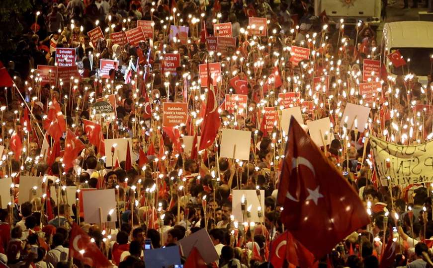 Istanbul: Na hiljade ljudi okupilo se na mostu preko Bosfora