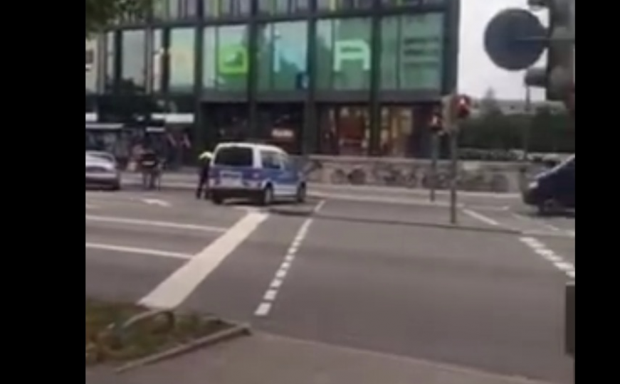 Strašni snimci iz Minhena: Muškarac izvadio oružje i počeo da puca