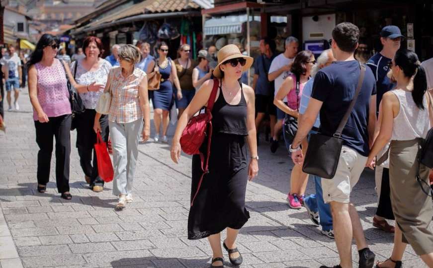 Sarajevo na +31: Ferhadija puna lokalnog stanovništa i turista