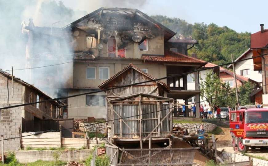 Škahovica: U požaru izgorio dio porodične kuće