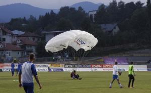 Padobranac donio loptu na derbi!