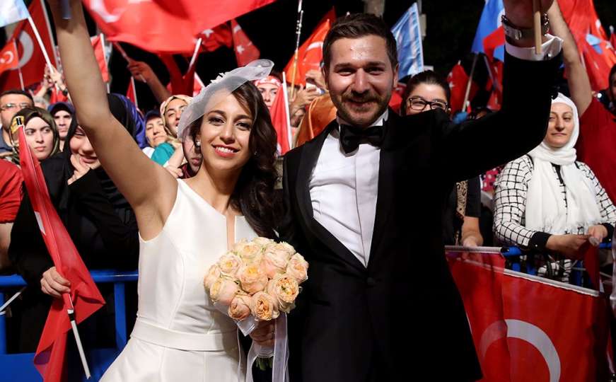 Nakon vjenčanja otišli na 'dežuru za demokratiju'