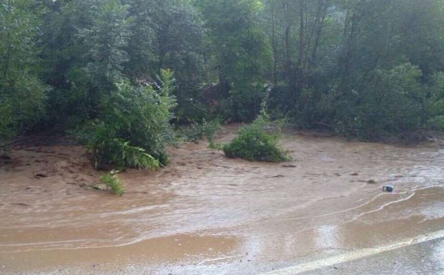 Poplavljena cesta na putu Sarajevo-Tuzla