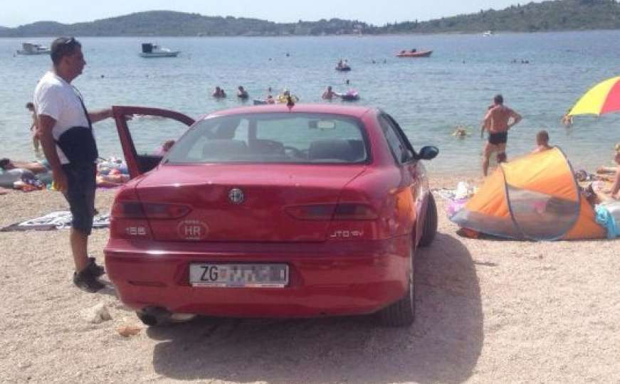 Alfa 156 na plaži: Branio se da nije znao da je zabranjeno parkiranje