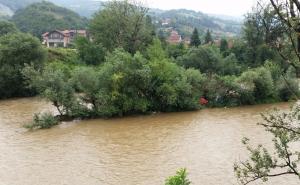 Prenoćili u šatoru na adi u rijeci Bosni, spasili ih ronioci