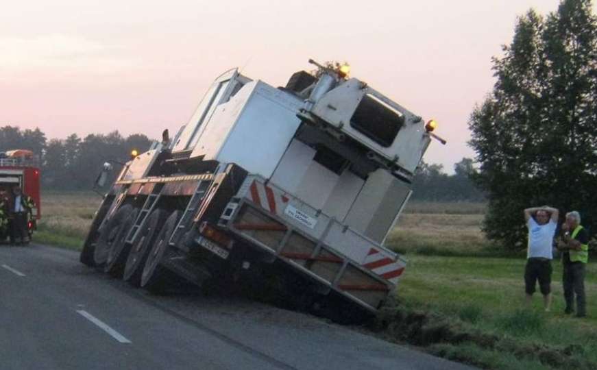 Dvije osobe povrijeđene u sudaru kamiona i dva putnička automobila