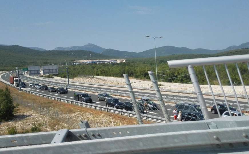 Velike gužve: Zatvoreni granični prelazi Crveni Grm, Orahovlje i Bijača