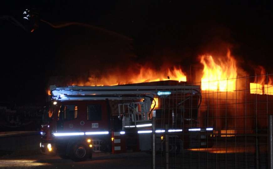 Trgovački centar 'Škafa': 45 vatrogasaca gasilo požar, jutros traže žarište