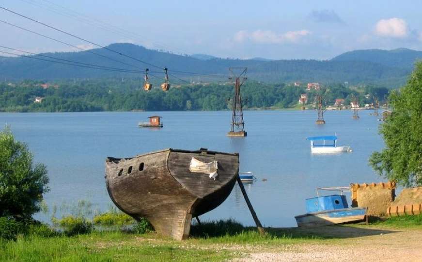 Tragedija u Tuzli: Maloljetnik se utopio u jezeru