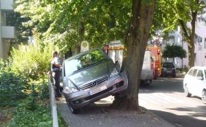 Kako mu je ovo uspjelo: 87-godišnjak parkirao Mercedes na dva točka