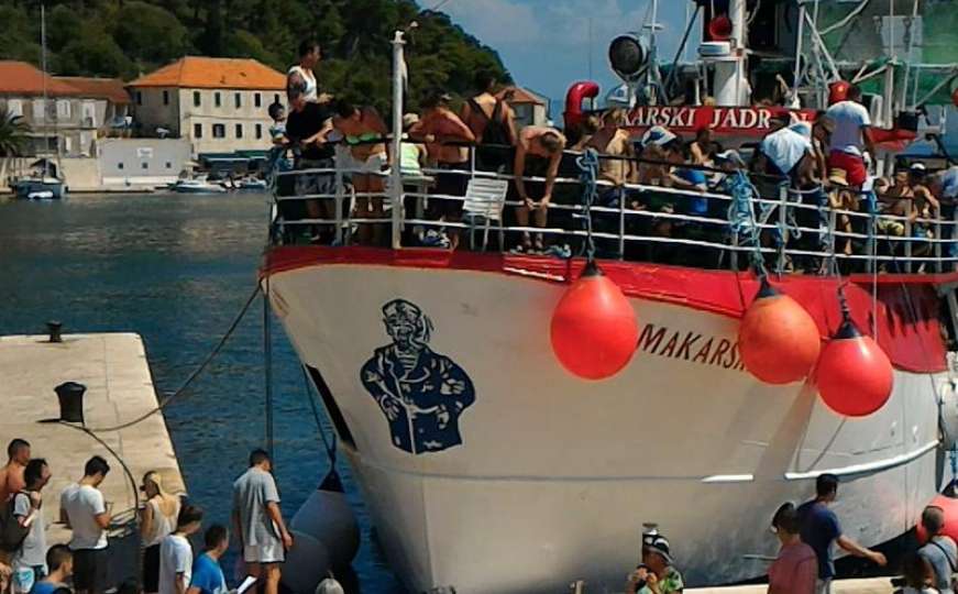 Izletnički brod prepun turista udario u rivu