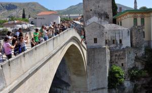 Tradicija koja ne prestaje: Danas skokovi sa Starog mosta