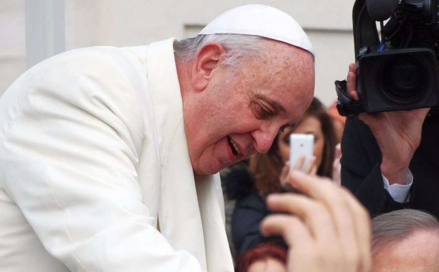 Papa Franjo se sapleo i pao tokom mise