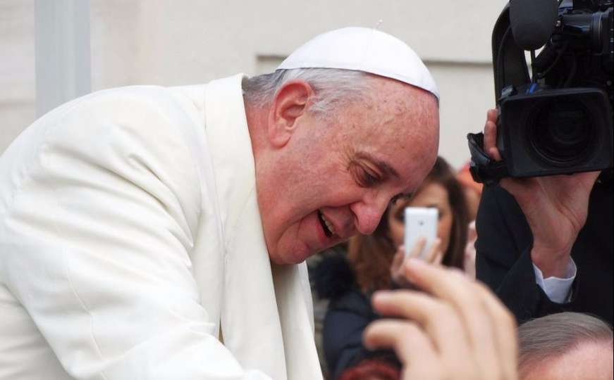 Papa Franjo: Nepošteno je islam poistovjećivati s nasiljem 