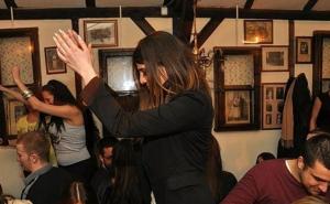 Vlasnica kafića i konobarica uhapšene zbog glasne muzike