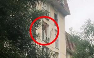 Potpuno go skakao po klimi na 7. spratu 