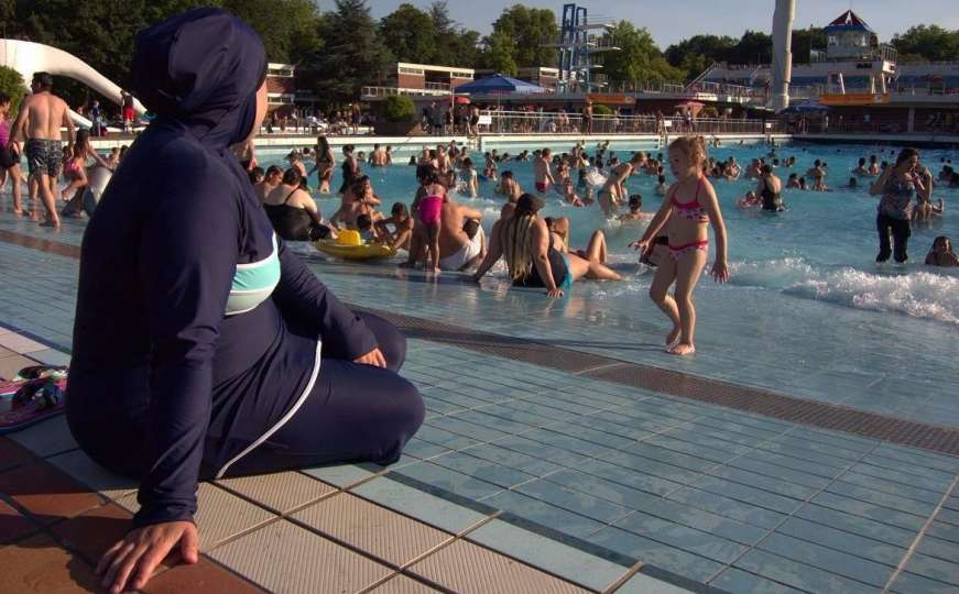 Za muslimanske vjernice: Burkini je postao uobičajen na otvorenim bazenima