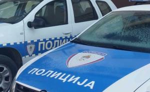 Drogirani Sarajlija autom završio na livadi pa polupao stakla na Fiatu