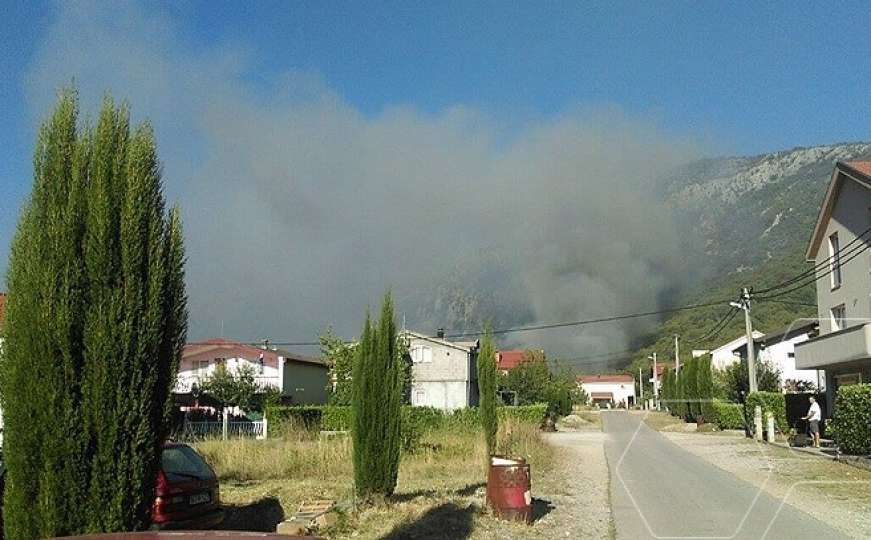 Požar u Žitomislićima približio se naseljenom području