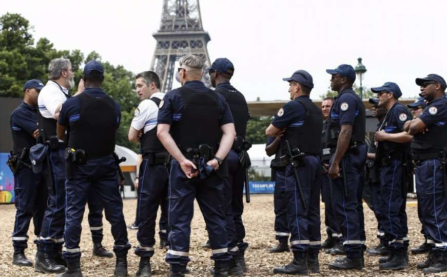 Evakuisan Eiffelov toranj u Parizu zbog sumnjivog prtljaga