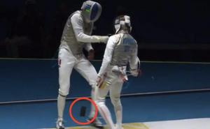 Francuskom olimpijcu usred meča ispao mobitel