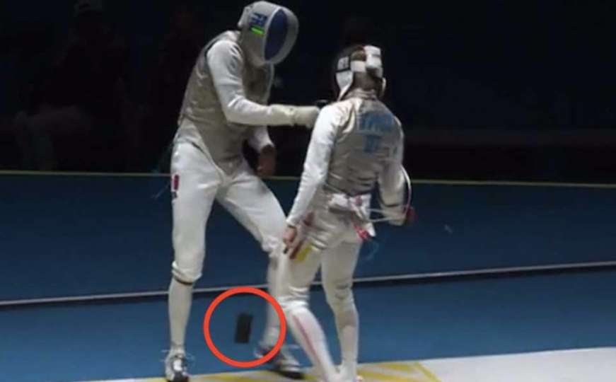 Francuskom olimpijcu usred meča ispao mobitel