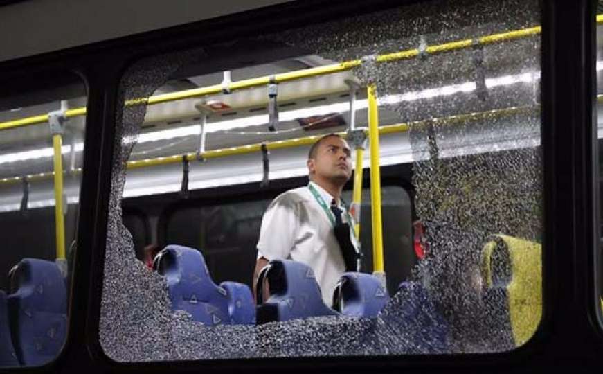 U Riju napadnut autobus s novinarima