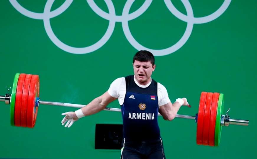 Dizač tegova iz Armenije slomio ruku na Olimpijadi 